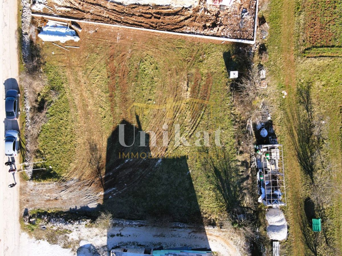 Zemljišče z gradbenim dovoljenjem v Tinjanu